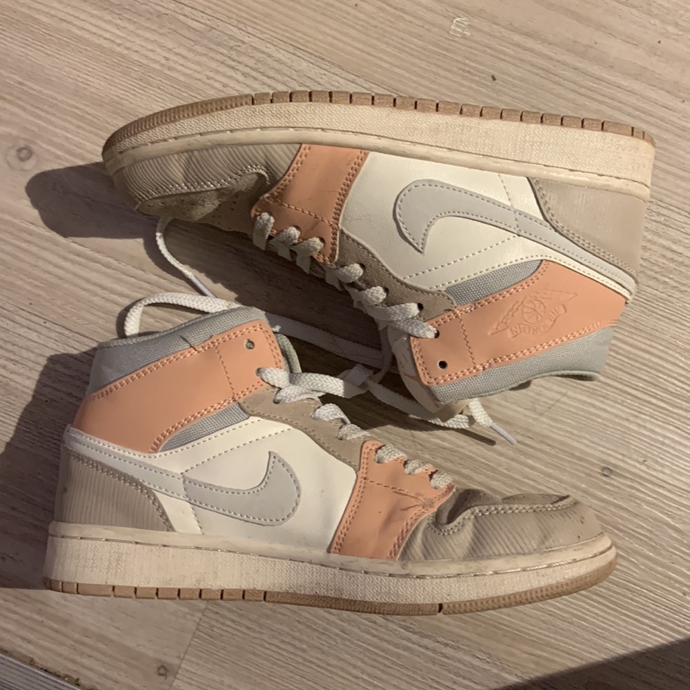 Jordan 1 Mids - Picture 3 of 4